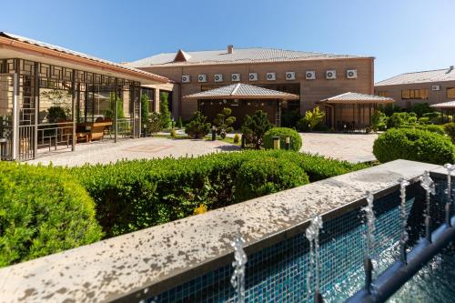 Πισίνα στο ή κοντά στο La Defense Hotel Yerevan