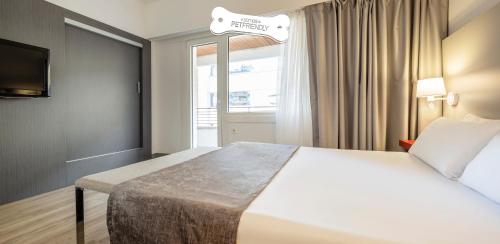 Una cama o camas en una habitación de Ilunion Romareda