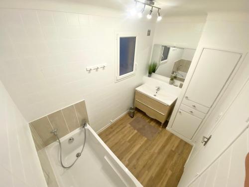 Kúpeľňa v ubytovaní L'Artmonie - Climatisé - Jardin - Centre-ville - Plage
