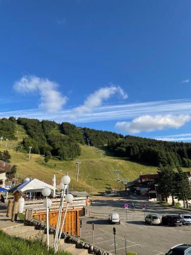 - un parking avec des voitures garées devant une montagne dans l'établissement STUDIO aux pieds des pistes - Villard de Lans - Cote 2000, à Villard-de-Lans