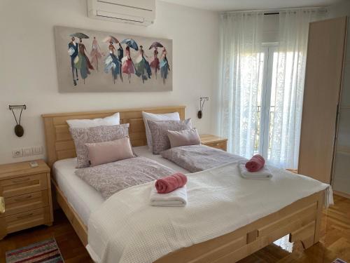 ein Schlafzimmer mit einem Bett mit zwei Handtüchern darauf in der Unterkunft Appartement Sunny Maj in Poreč