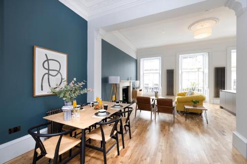 Foto de la galería de Dragon Suites Luxury Serviced Apartments at Alva Street en Edimburgo