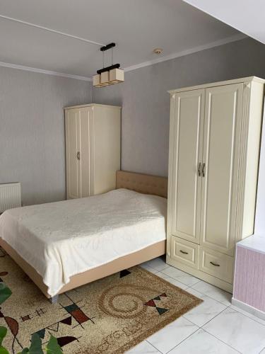 sypialnia z łóżkiem i szafką w obiekcie SorocaMotel w mieście Soroki