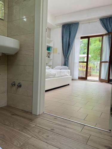 una camera con letto e doccia e un bagno di MONOLOCALI B&B Santa Maria Apparente a Civitanova Marche