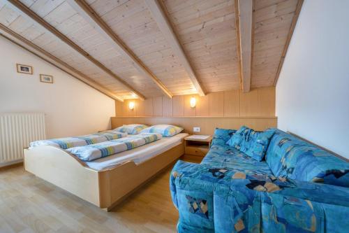 2 Betten und ein Sofa in einem Zimmer in der Unterkunft App Sonne Nr 22 in Luttach