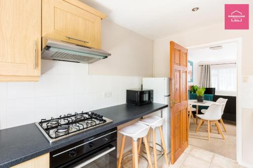 A kitchen or kitchenette at Long Stays by NEC, HS2 and JLR - Driveway and Garden