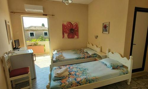 2 camas en una habitación con ventana en Intos Apartments, en Ágios Nikólaos