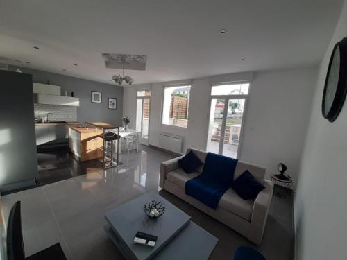 un salon avec un canapé et une table dans l'établissement Les 20 collines 4 à 6 pers, à Dieppe