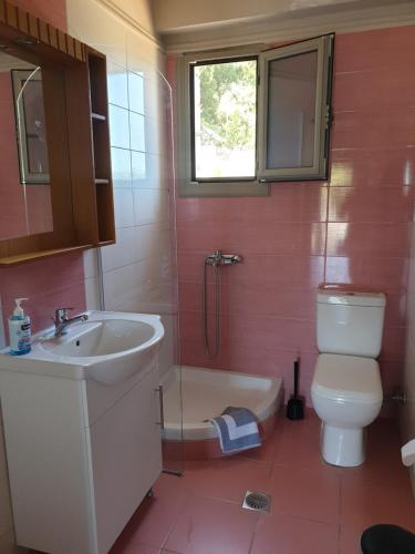 Ett badrum på Lavender House 1 - Agios Nikitas