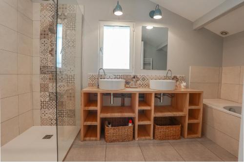 une salle de bain avec deux lavabos et une douche dans l'établissement Villa Pinkmary Pour 10 Personnes, à Hossegor