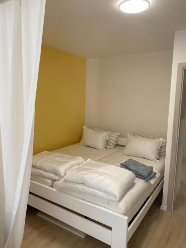 Un pat sau paturi într-o cameră la At Alex apartments