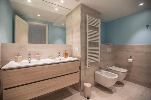 une salle de bain avec un lavabo, des toilettes et un miroir dans l'établissement La Casa Blu by Connexion, à Cannes