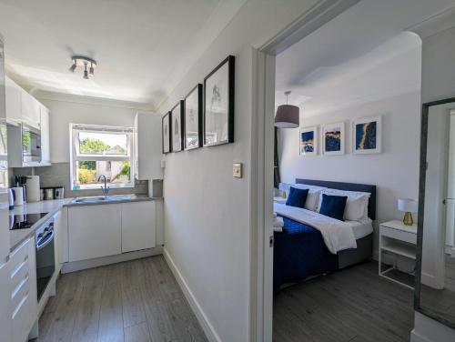 una cocina y un dormitorio con una cama en una habitación en Saffron Court by Wycombe Apartments - Apt 12, en High Wycombe