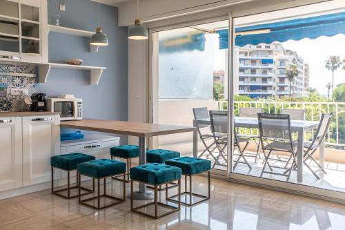 Il dispose d'un balcon et d'une cuisine avec une table et des chaises. dans l'établissement La Casa Blu by Connexion, à Cannes
