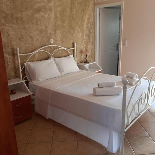 Posteľ alebo postele v izbe v ubytovaní "Twin Apartments" in Kyparissia