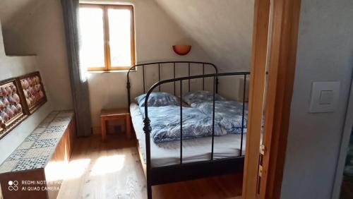 une chambre avec un lit dans une pièce avec une fenêtre dans l'établissement Charmante petite maison de pêcheur - Proche Ile de Bréhat et GR34, à Lézardrieux