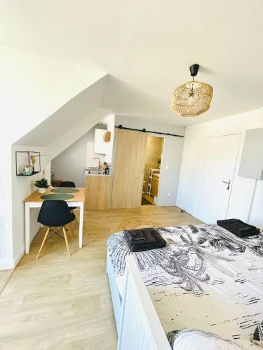 une chambre avec un lit et un bureau dans une pièce dans l'établissement Hyper centre ideal aeroport Beauvais, à Beauvais