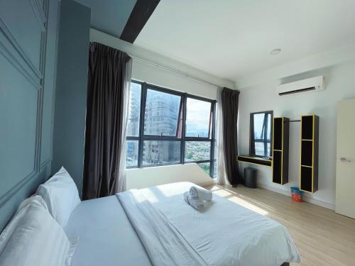 - une chambre avec un lit et une grande fenêtre dans l'établissement Awesomestay at Arte plus Ampang, à Kuala Lumpur