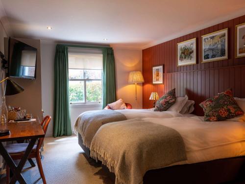 Un pat sau paturi într-o cameră la Dukes Head Hotel