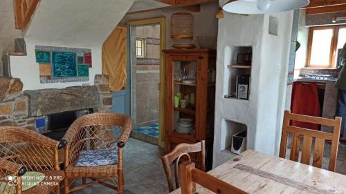 une pièce avec une table et des chaises et une cuisine dans l'établissement Charmante petite maison de pêcheur - Proche Ile de Bréhat et GR34, à Lézardrieux
