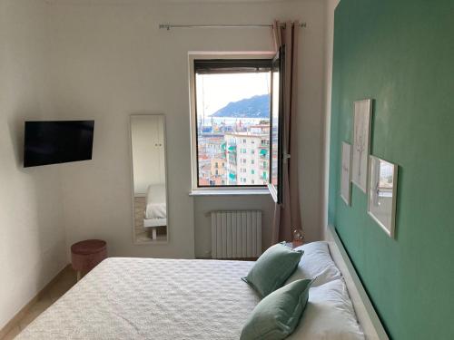una camera con un letto e una grande finestra di Tutta un'altra vista a Salerno