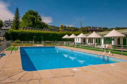 una gran piscina azul en un patio en Habitaciones Premium Finca la Casona, en San Rafael
