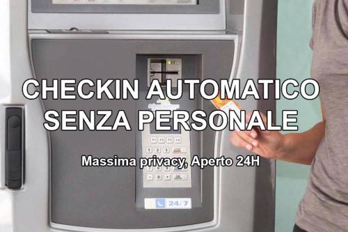 una persona è in piedi accanto a una macchina bancomat di Affittacamere Stazione Valmontone a Valmontone