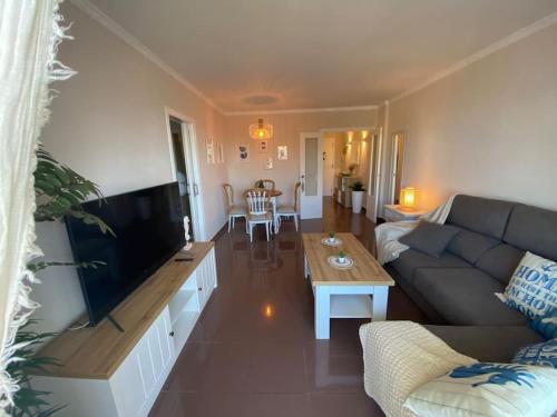 una sala de estar con un sofá y una mesa en Nautilus Hygge Home, en Torrevieja