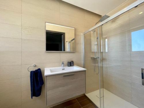 Imagen de la galería de 190 Sqm Apartment in Swieqi with Views and free high speed Wifi, en Is-Swieqi