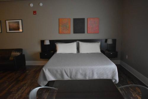 En eller flere senger på et rom på Northport Inn Boutique Hotel R203