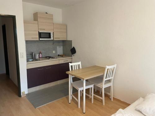Kuchyň nebo kuchyňský kout v ubytování Stadtnahe Wohnung mit Terrasse