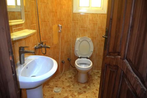 Kúpeľňa v ubytovaní شاليهات البيوت الهنية
