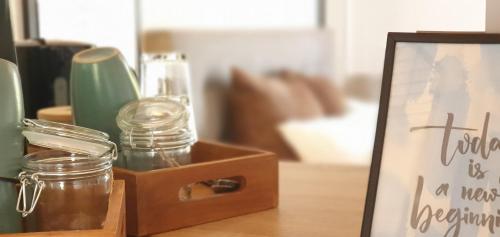 una caja de madera con tarros y un cartel sobre una mesa en Struer Town Rooms, en Struer