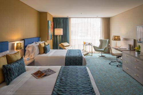 波哥大的住宿－波哥大理想國酒店，酒店客房配有两张床和一张书桌
