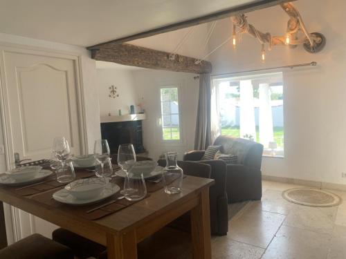 una sala da pranzo con tavolo e bicchieri da vino di Appartement Domaine du soleil couchant a Saintes-Maries-de-la-Mer