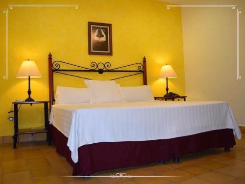 Een bed of bedden in een kamer bij Hotel Dario Granada