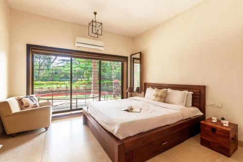 Ένα ή περισσότερα κρεβάτια σε δωμάτιο στο StayVista's Valencia Villa with Gazebo and Indoor Games