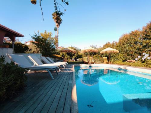 สระว่ายน้ำที่อยู่ใกล้ ๆ หรือใน Countryside Villa near Porto