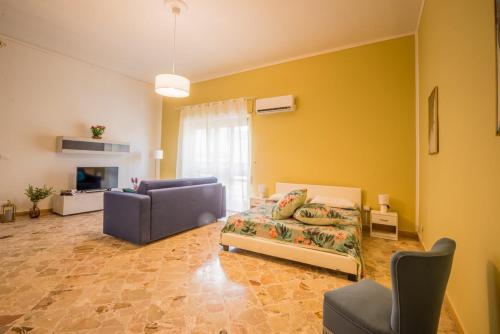 sala de estar con cama y sofá en Sampolo70 - Apartments, en Palermo