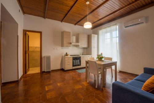 Kuchyňa alebo kuchynka v ubytovaní Sampolo70 - Apartments