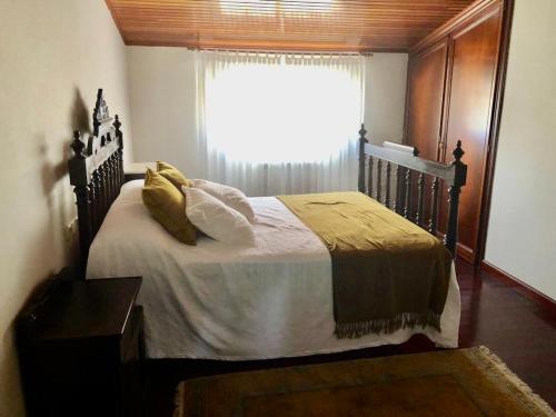 a bedroom with a large bed with a window at Casa Santa Ana in Tourón