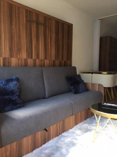 sala de estar con sofá y mesa en studio cabine chalet club III entièrement rénové en Tignes