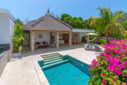 卡朗阿森Villa Rasa Senang, with private cook and pool的带游泳池和房子的别墅