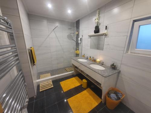 een badkamer met 2 wastafels en een douche bij Villa Madeira in Silves