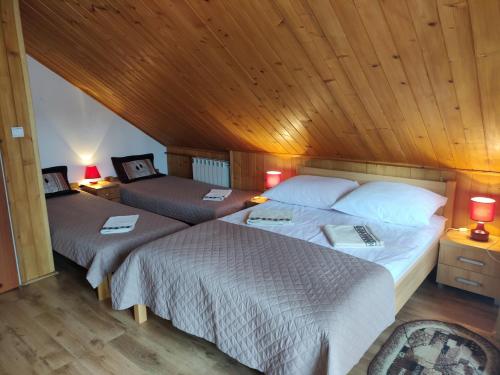 Кровать или кровати в номере Dom Gościnny Kama