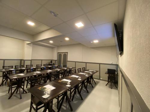 a large room with tables and chairs in it at Hotel Itamarati Centro-República in Sao Paulo