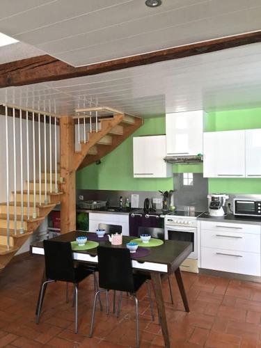 une cuisine avec une table et des chaises ainsi qu'un escalier dans l'établissement Charmante maison T2 au Centre de Bordeaux, à Bordeaux