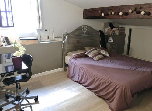 sypialnia z łóżkiem, biurkiem i krzesłem w obiekcie Charmante maison T2 au Centre de Bordeaux w mieście Bordeaux