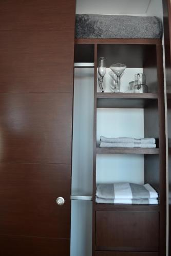 a wooden cabinet with a refrigerator in a room at Estudio Neen-Takh Zona Hotelera in Cancún