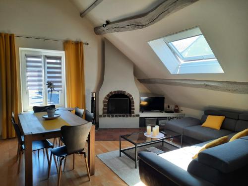 un salon avec un canapé et une table dans l'établissement Grand appartement tout confort proche de CHAMBORD, à Saint-Claude-de-Diray